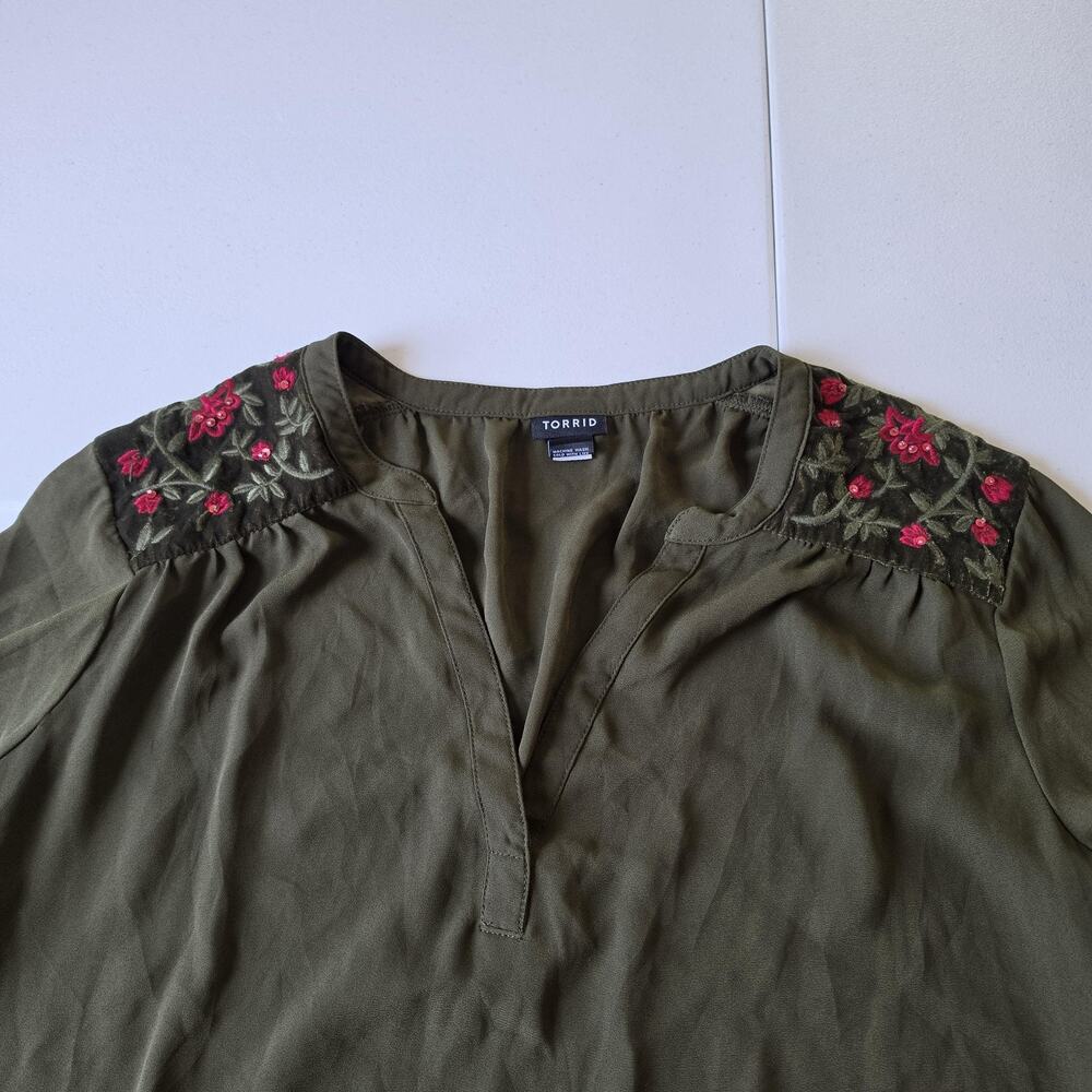 Torrid Tunic Blouse Womens 2X Green Embroidered Floral V Neck Long Sleeve Whimsy